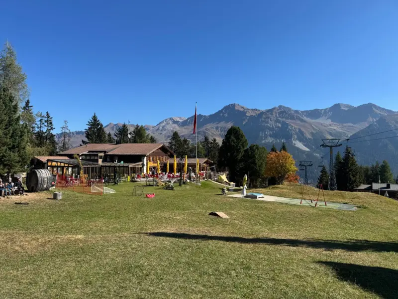 Bergrestaurant Pradaschier mit Spielwiese und Bergpanorama